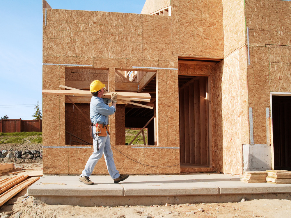 Equipo profesional de construcción revisando un proyecto